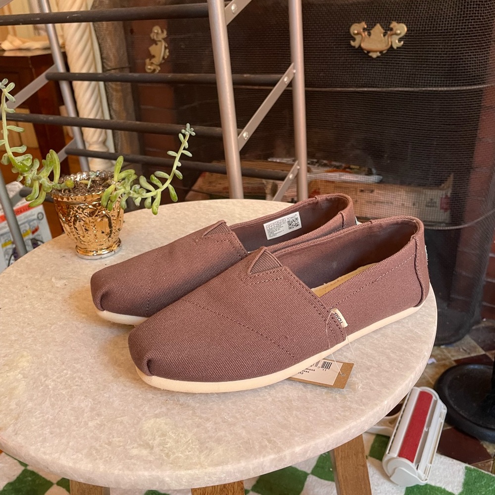Womens Toms shoes size 6